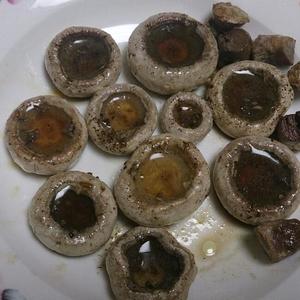 橄榄油煎蘑菇的做法 步骤4