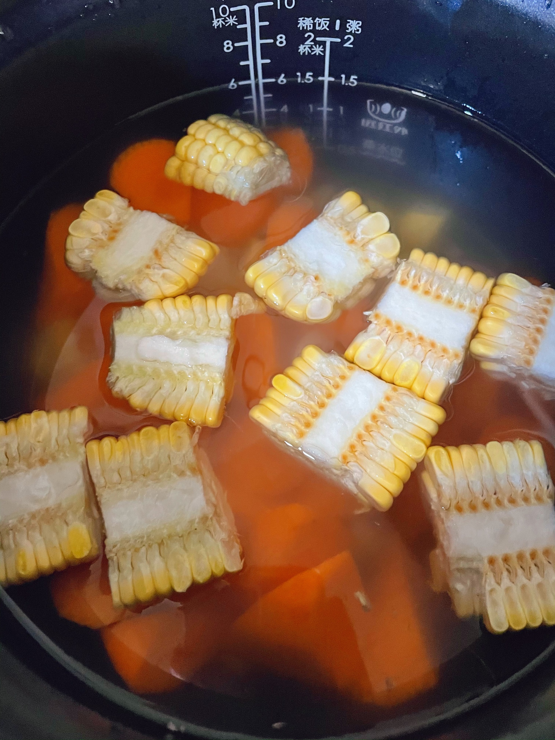 清甜栗子胡萝卜玉米汤的做法 步骤2