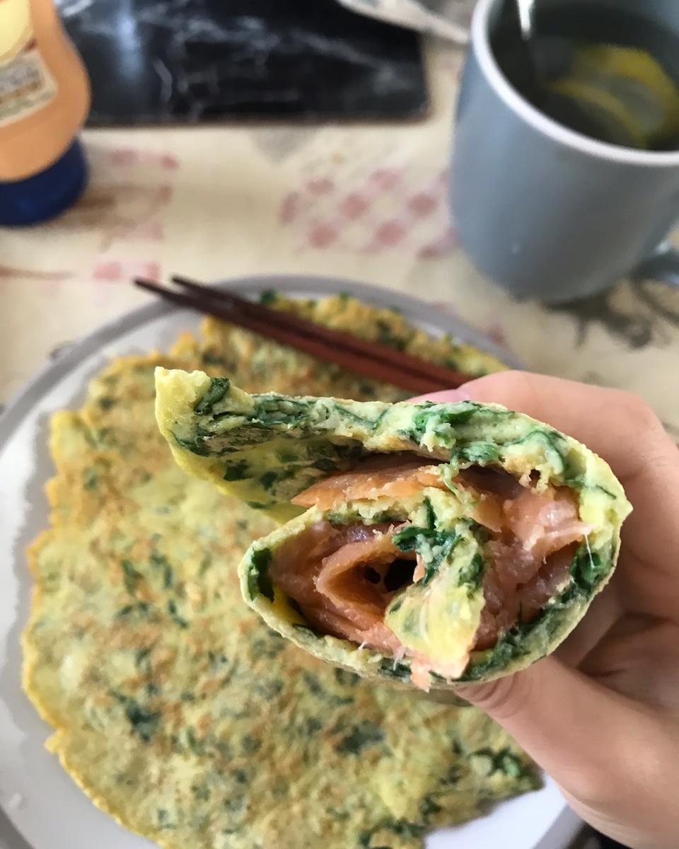 烟熏三文鱼菠菜蛋卷