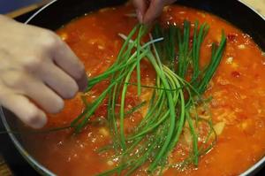 番茄剁椒鱼：煎炸翻身都免了，无油烟仙女菜的做法 步骤9