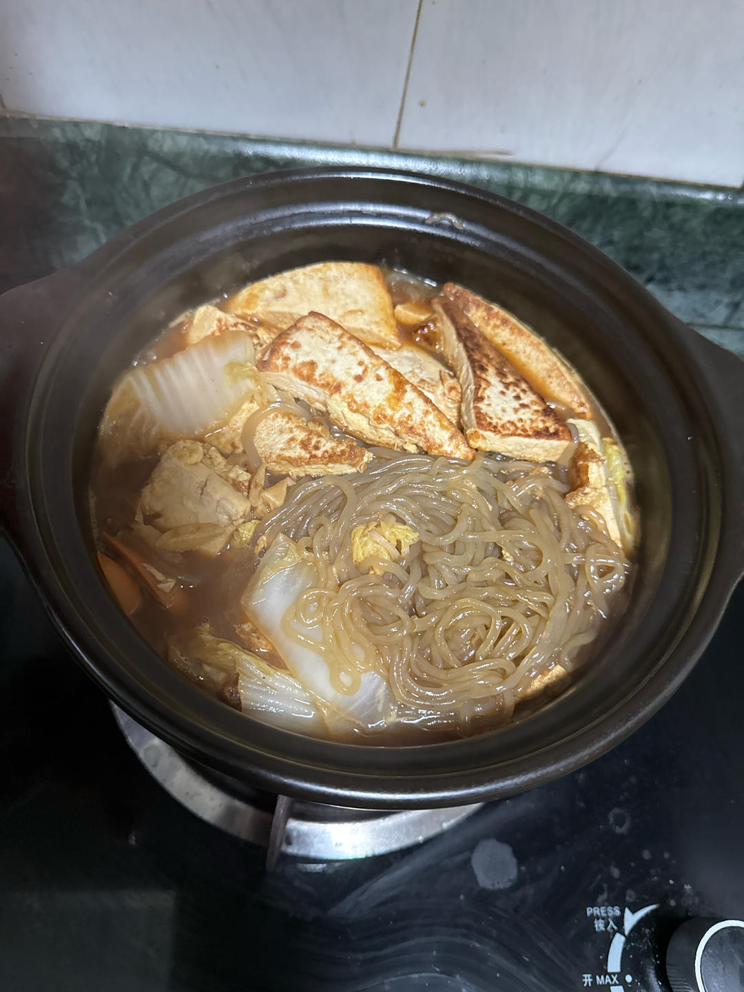 入冬后最合适吃这样一锅暖暖的白菜粉条豆腐煲。豆腐煎至两面金黄，加上白菜粉条咕嘟咕嘟炖一锅，开盖香气扑鼻，家常美味超级下饭，真香。