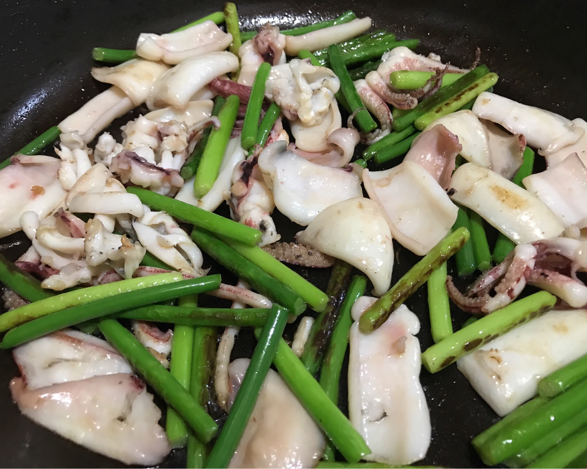 镬气爆炒东海脆皮红鱿鱼配蒜苔蔬菜的做法