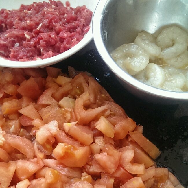 番茄蘑菇牛肉粒意面（配虾仁版）的做法 步骤1