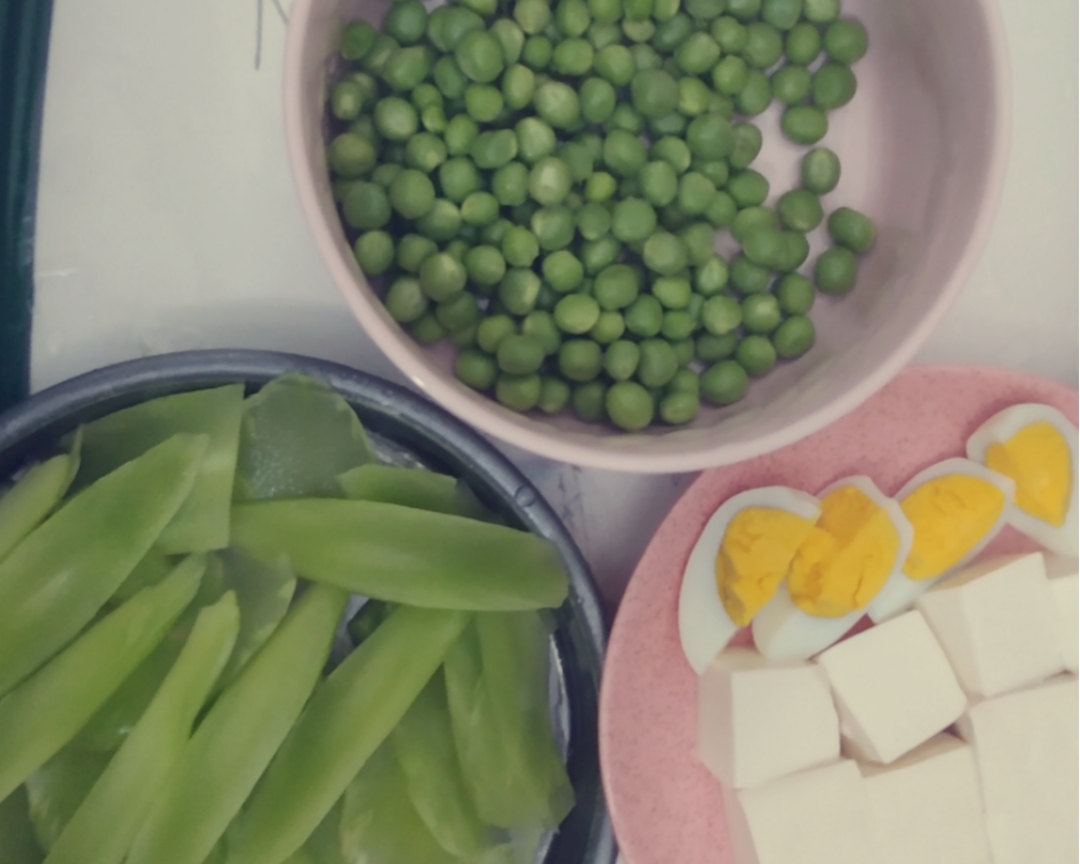 莴苣豆腐豌豆汤（切了颗熟鸡蛋）的做法 步骤1
