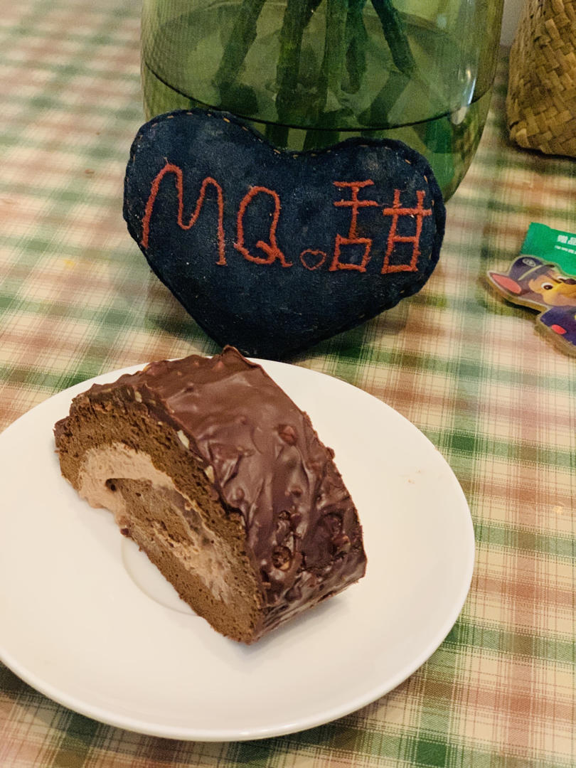 吃一口就满足的梦龙蛋糕卷，巧克力脆皮蛋糕卷
