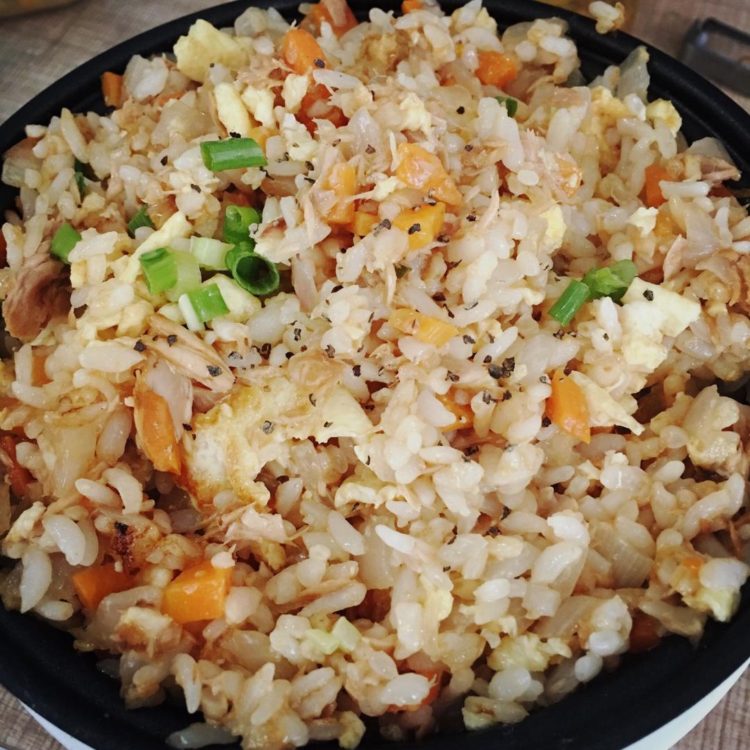 金枪鱼洋葱炒饭