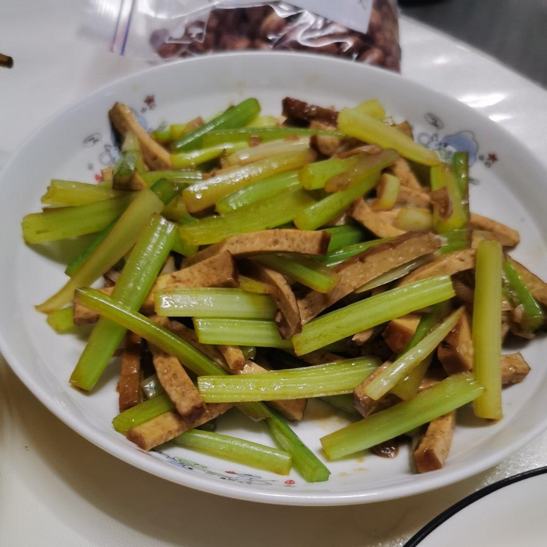 午餐晚餐简单快手下饭菜芹菜炒香干