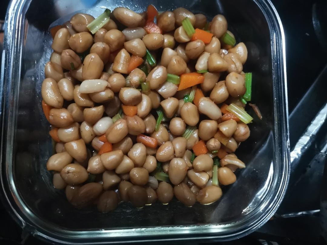 凉拌芹菜花生米胡萝卜