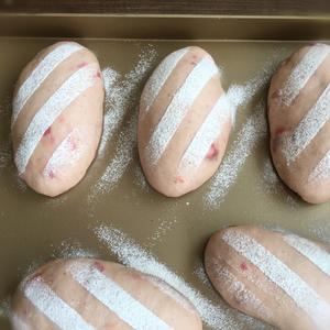 奶油奶酪馅草莓冻干餐包～UKOEO高比克食谱的做法 步骤16