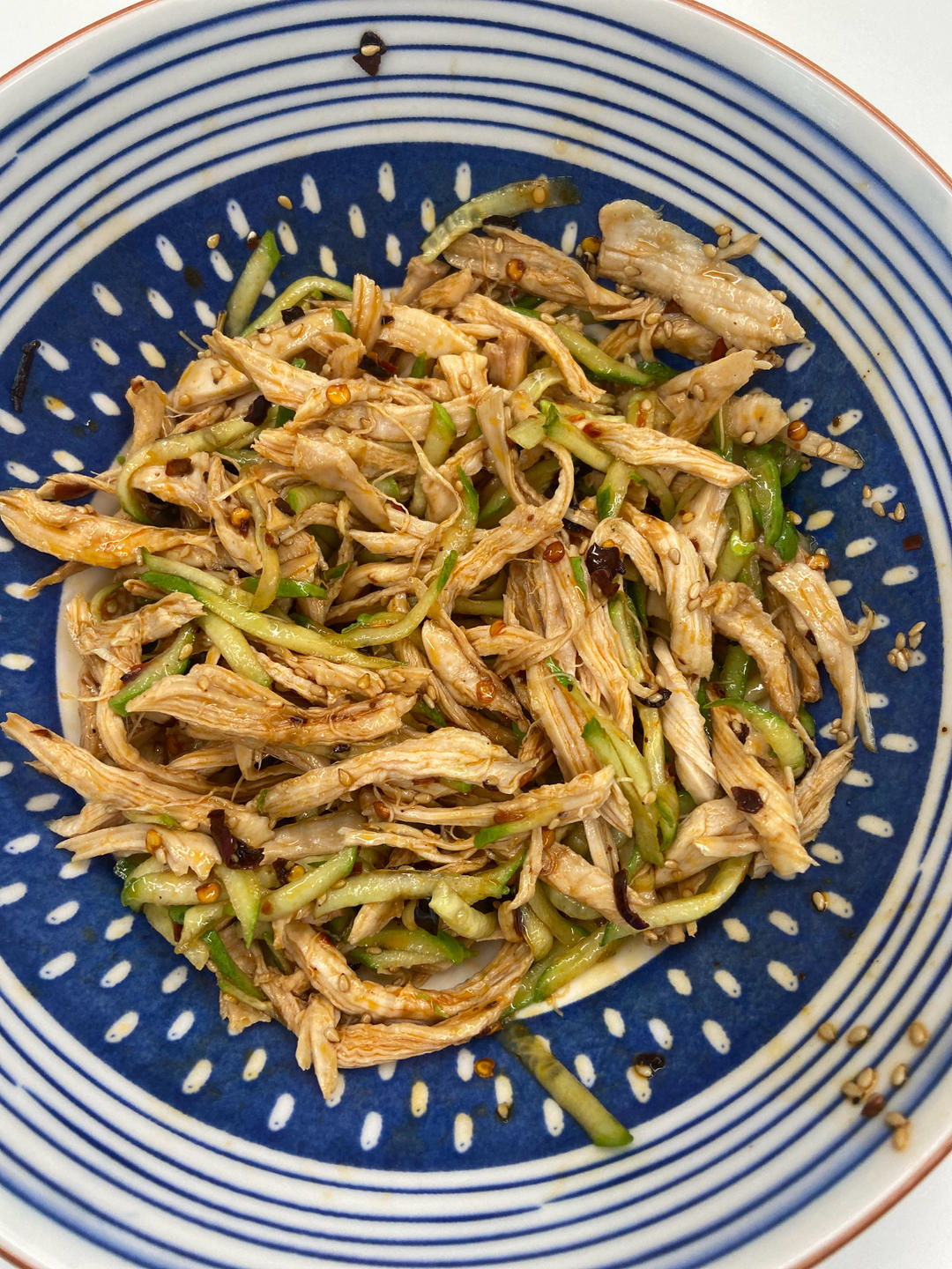 手撕麻辣鸡丝，麻麻辣辣的感觉很夏天