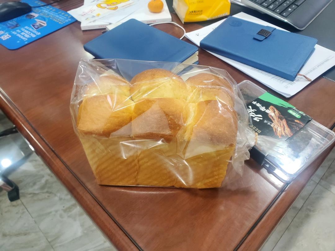 超级浓郁柔软的布里欧修吐司