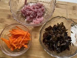 黄花菜炒肉丝的做法 步骤2