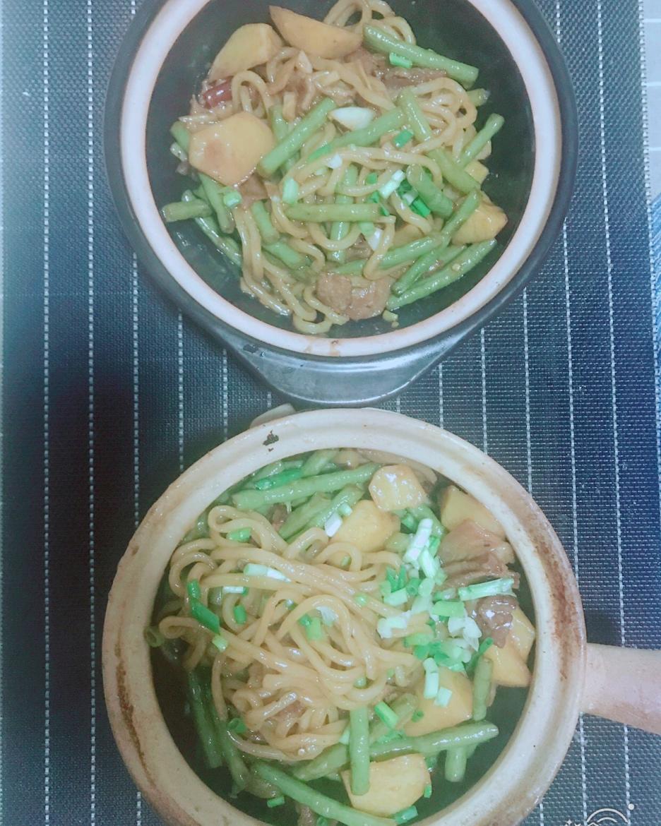 豆角焖面玉米面大饼子