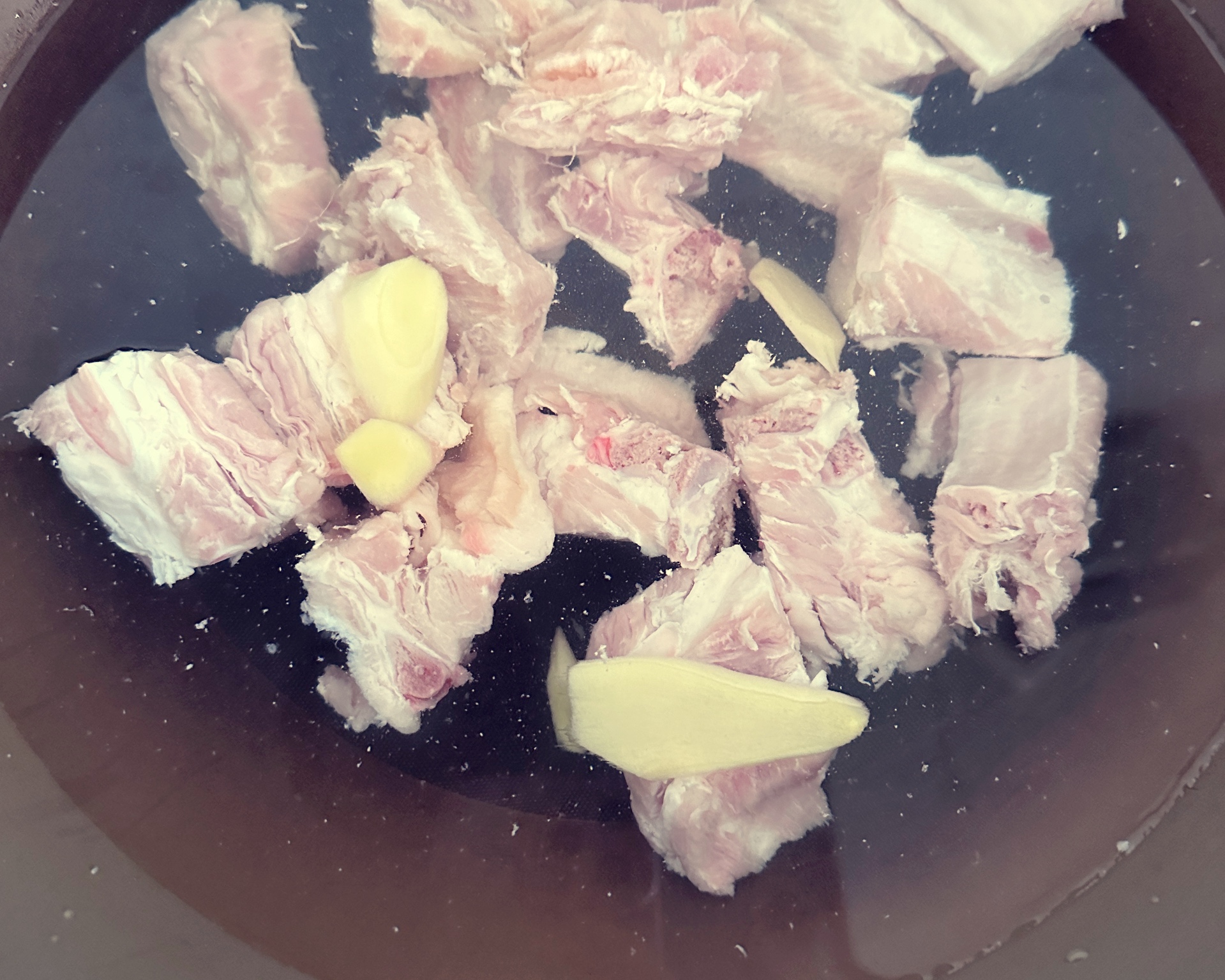羊肚菌姬松茸排骨汤的做法 步骤4