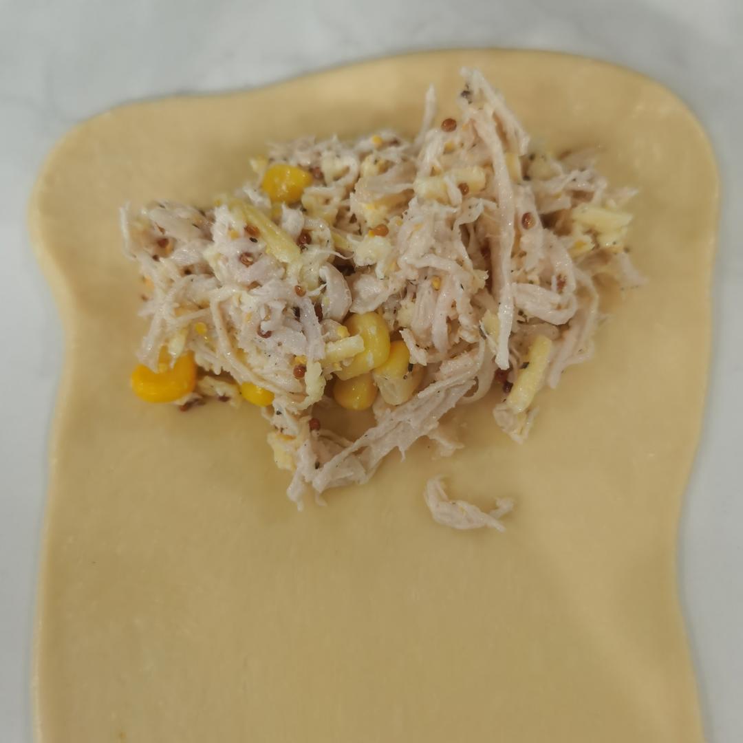 辣肉松脆肠面包