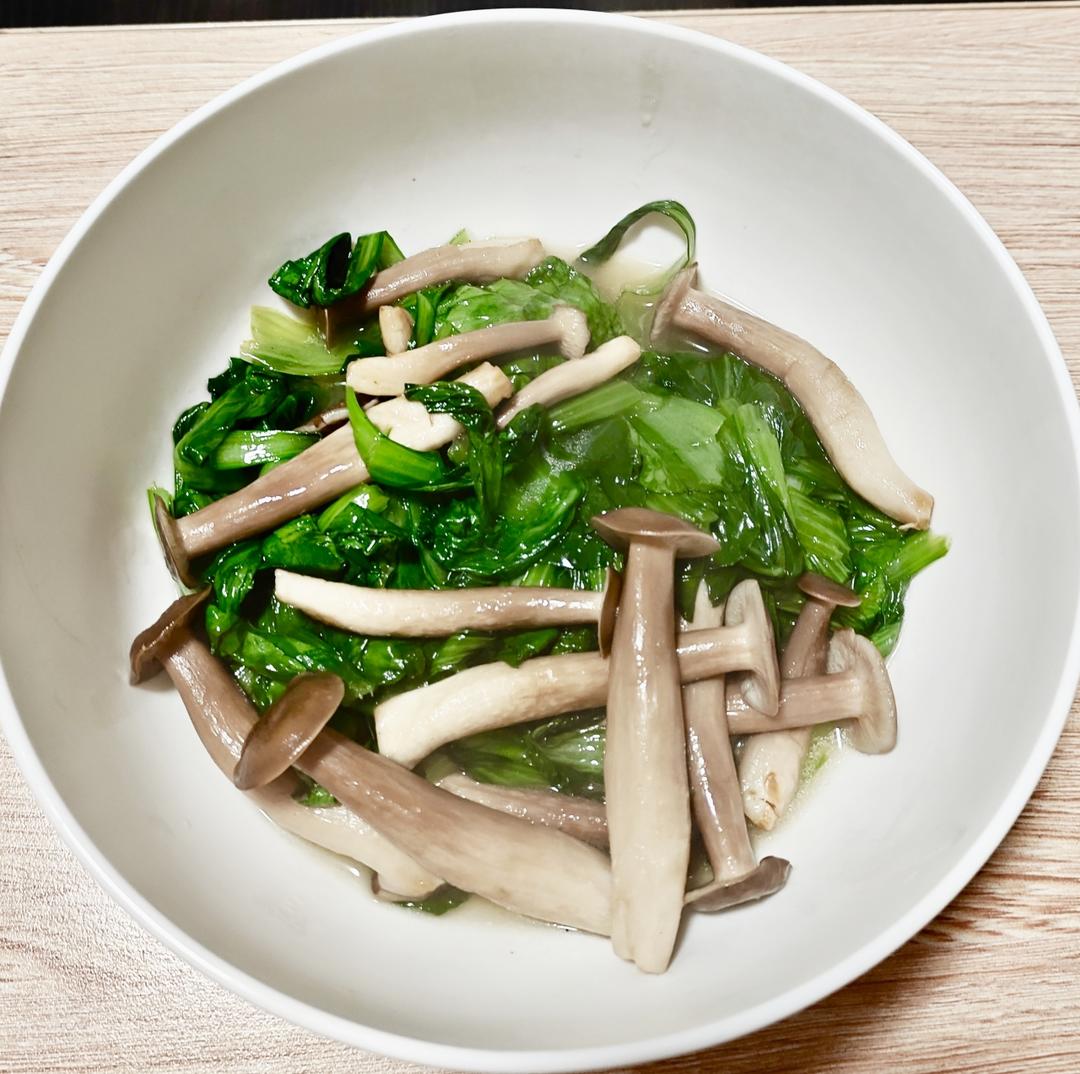 蘑菇炒青菜，清新鲜美，做法简单，全家都爱吃