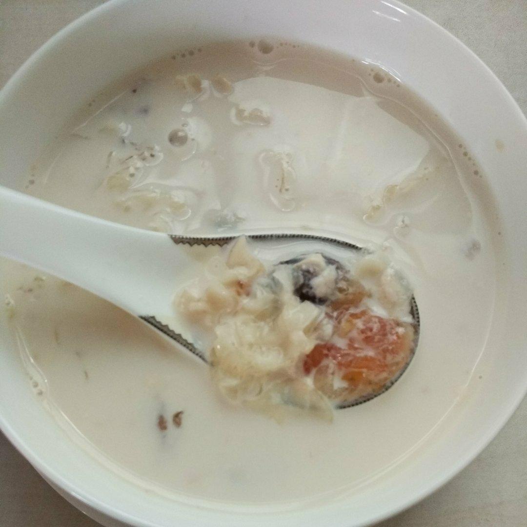 桃胶银耳炖奶