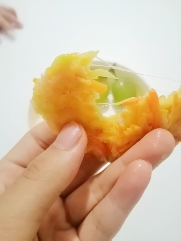 宝宝辅食:补钙蔬菜蛋黄奶酪饼8M+的做法