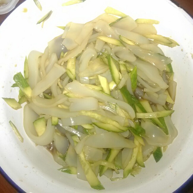 黄瓜拌拉皮