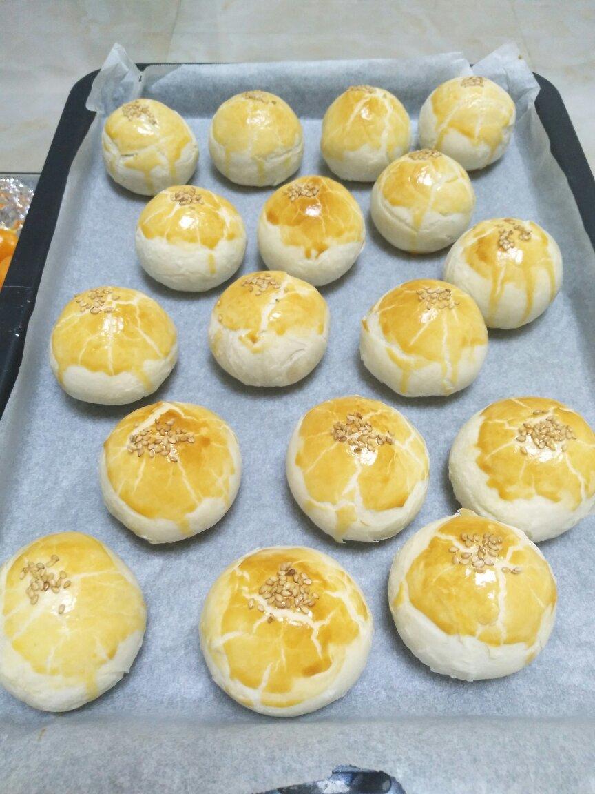 视频 手把手教你做蛋黄酥 厚皮还不用揉出膜 特别好吃