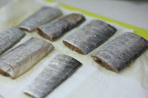 【山姆厨房】五香熏带鱼的做法 步骤3