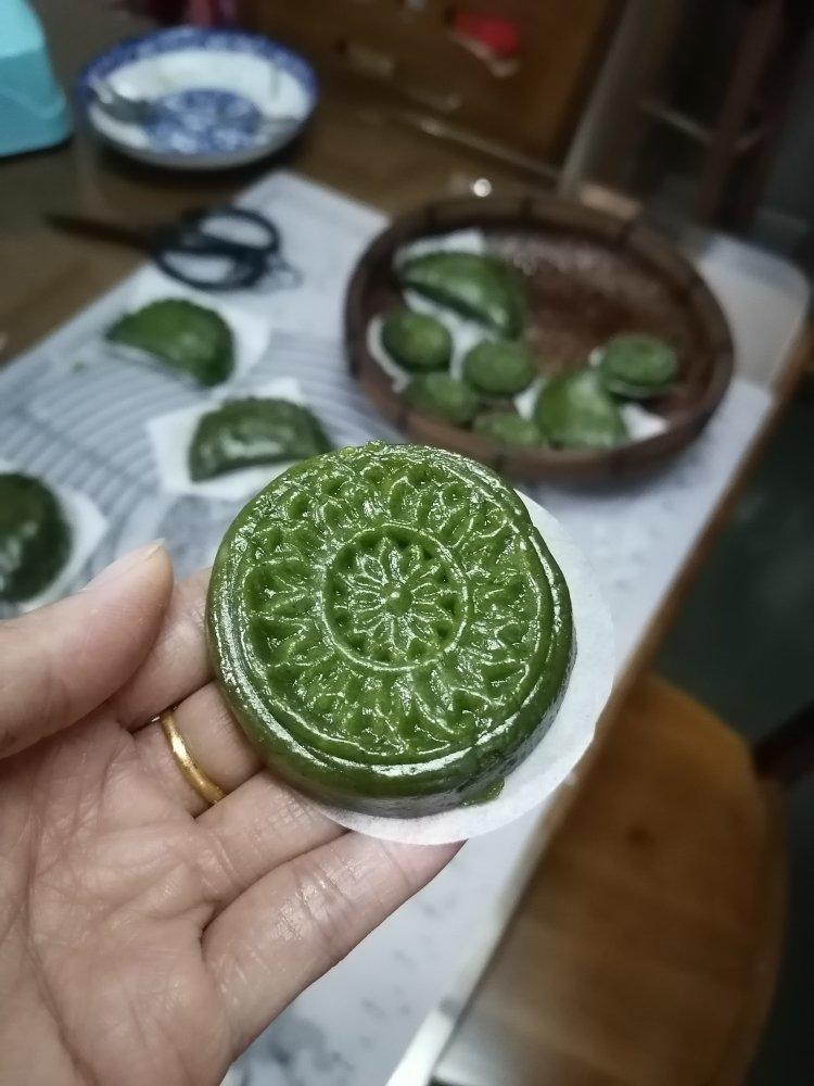 咸蛋黄肉松艾草团 青团