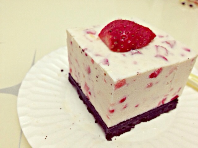 草莓果粒冻芝士蛋糕