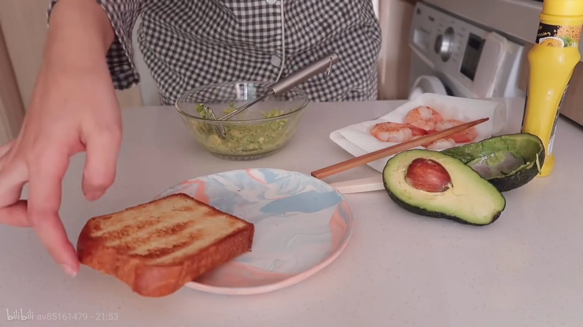 Ondo's vlog 01-26 牛油果虾仁吐司+菠菜面片汤的做法 步骤3