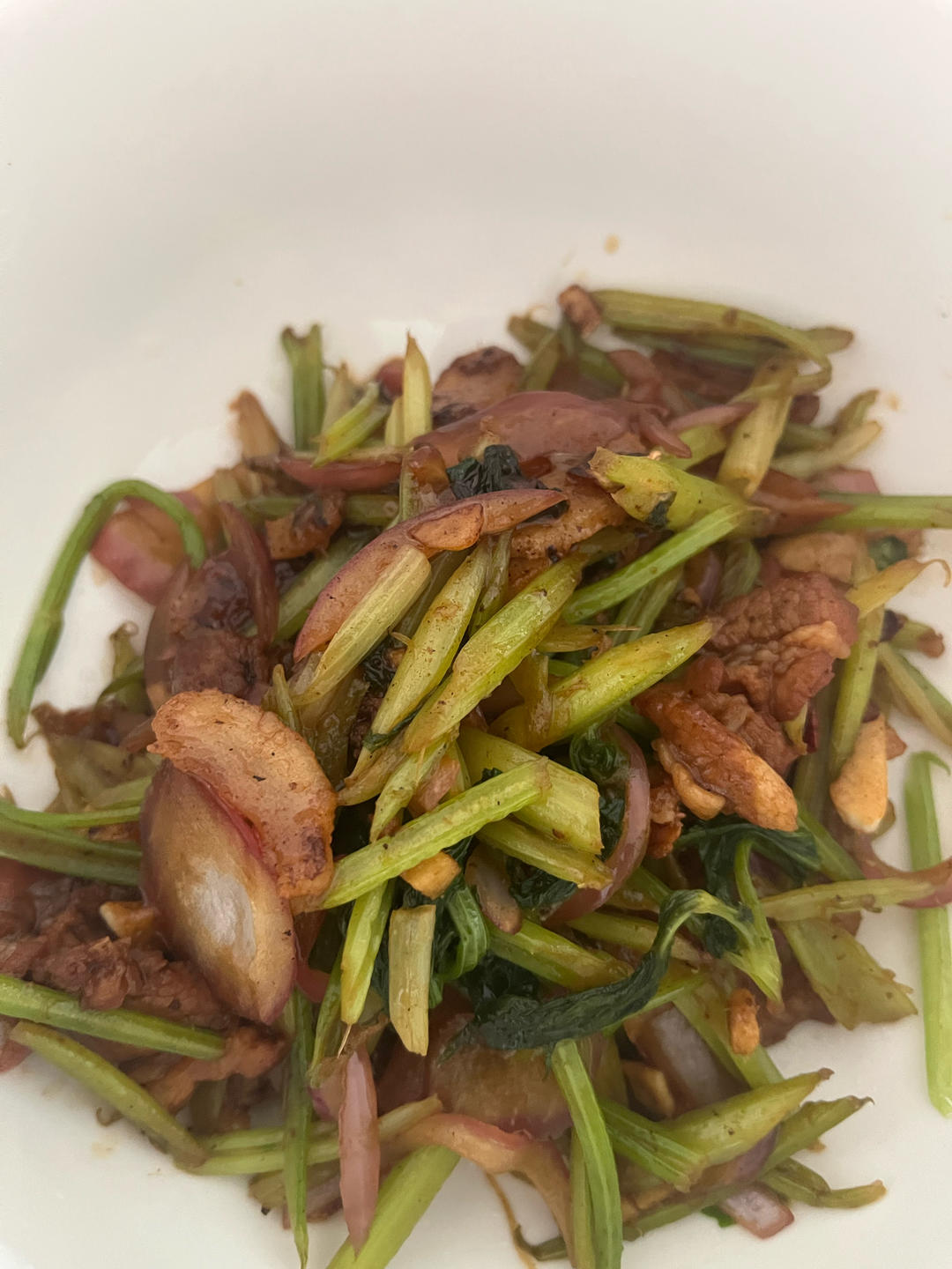 芹菜炒肉～的做法