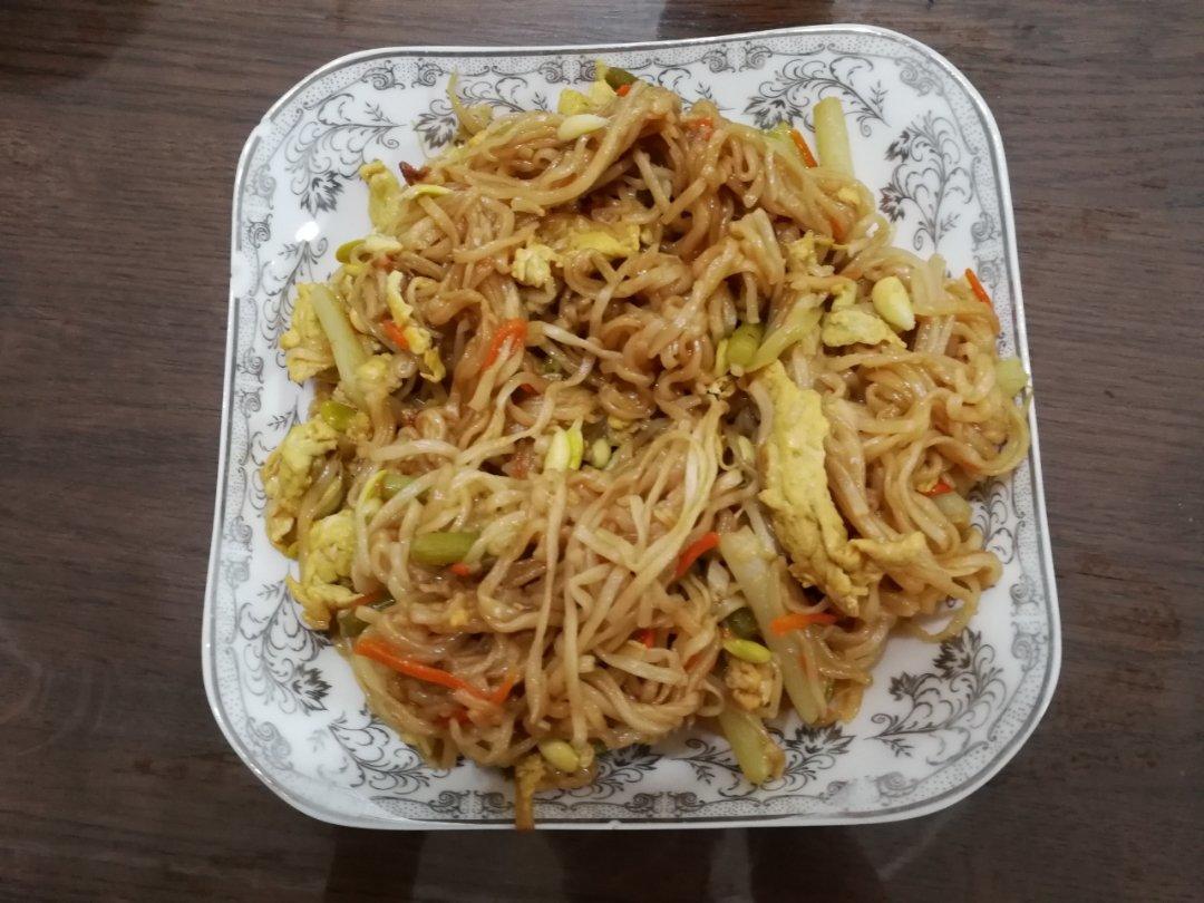 豆芽焖面