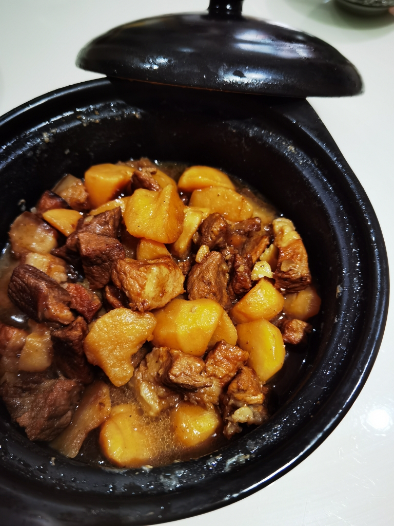 砂锅红烧肉炖土豆的做法