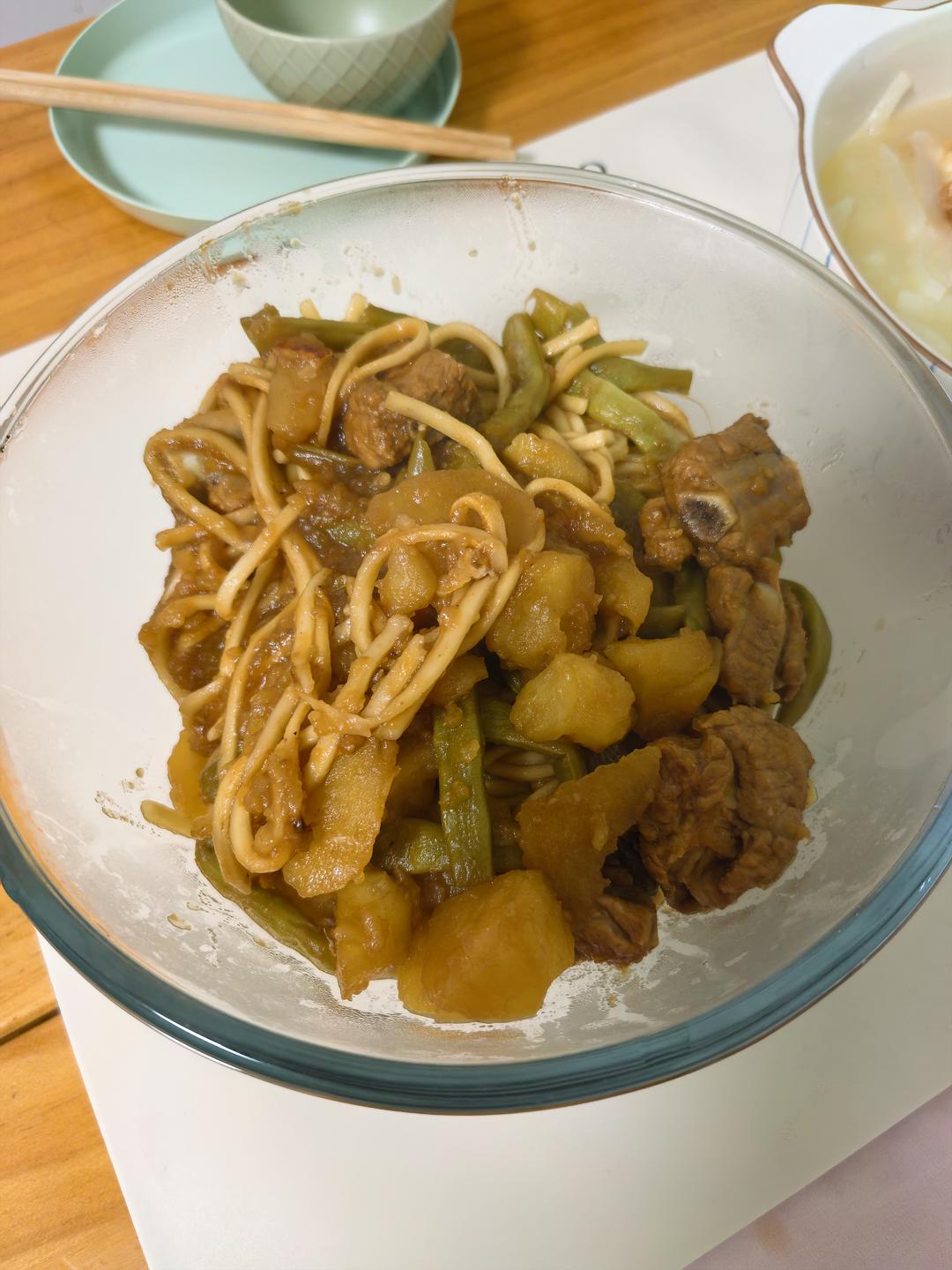 排骨豆角焖面（干、湿两种，这是偏干、劲道的做法）