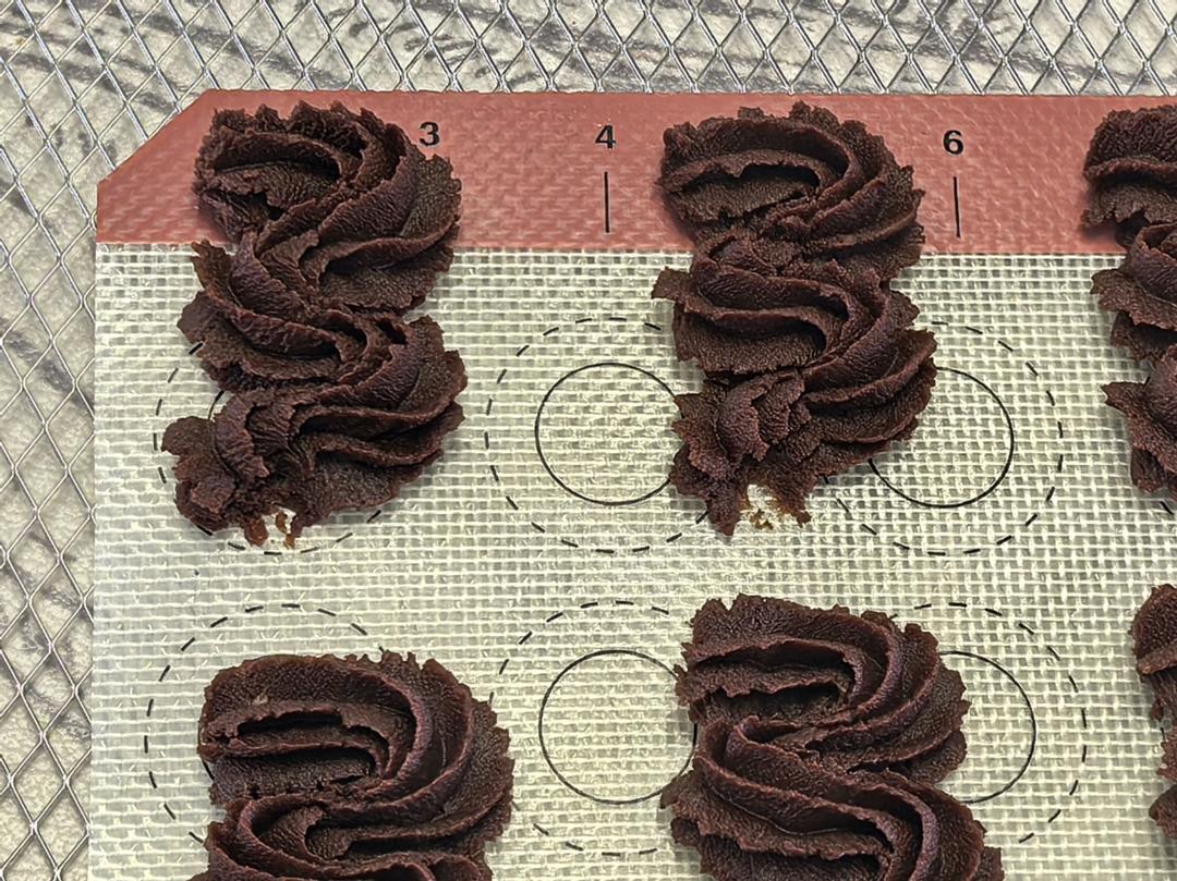 挤花毫无压力的巧克力曲奇