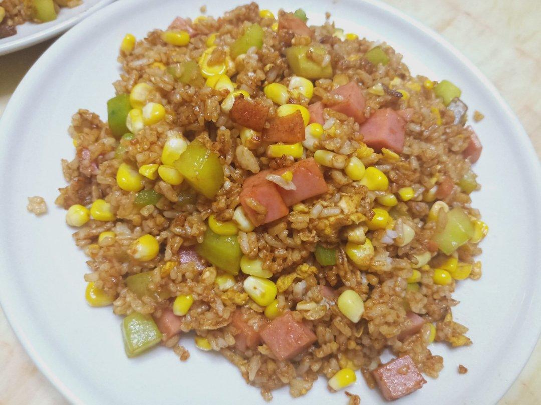玉米胡萝卜火腿鸡蛋炒饭