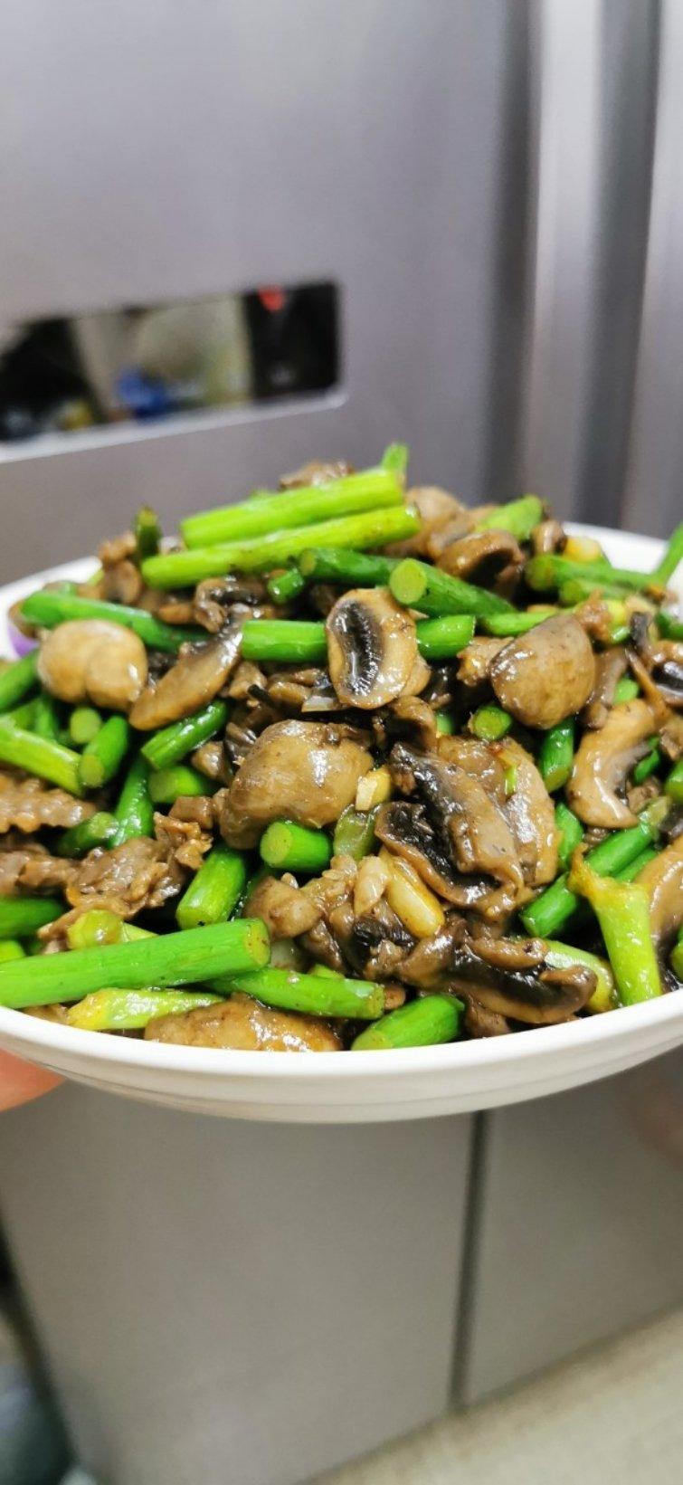 蚝油草菇滑炒牛肉