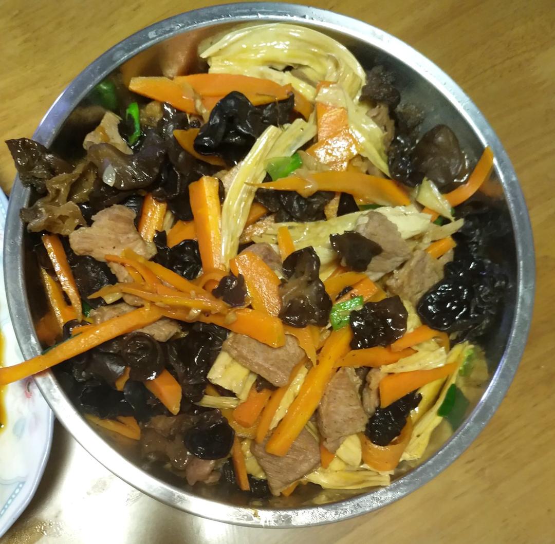 腐竹木耳炒肉