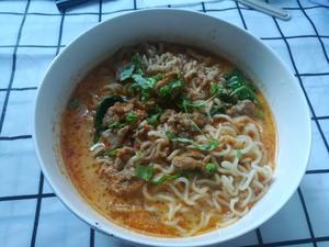 简单的超好吃浓厚红咖喱汤面的做法 步骤2