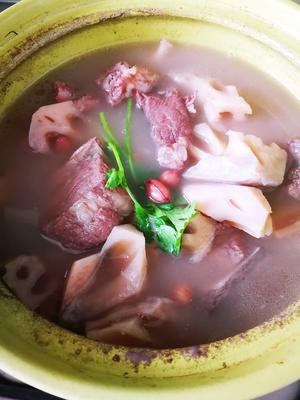 最美味的补血汤煲（例假期间喝非常好）～粉藕红衣花生土猪排骨汤的做法 步骤3