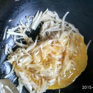 白萝卜丝炒鸡蛋的做法 步骤3