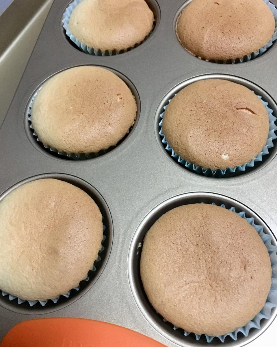 不皱不裂圆润饱满原味戚风纸杯蛋糕