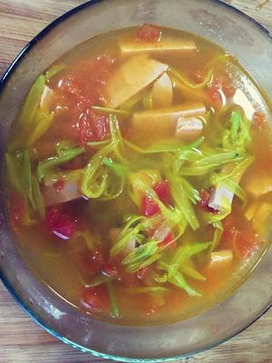 黄花菜番茄火腿汤的做法 步骤2