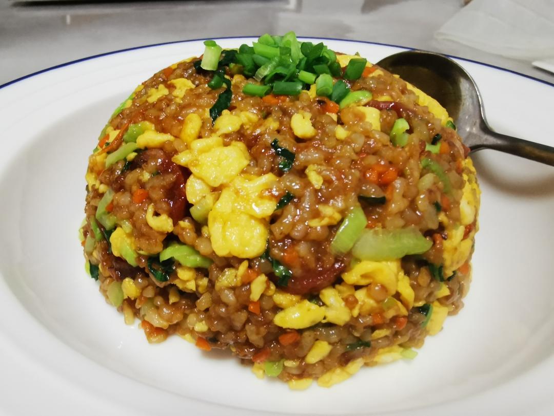 妞妞，香肠蛋炒饭