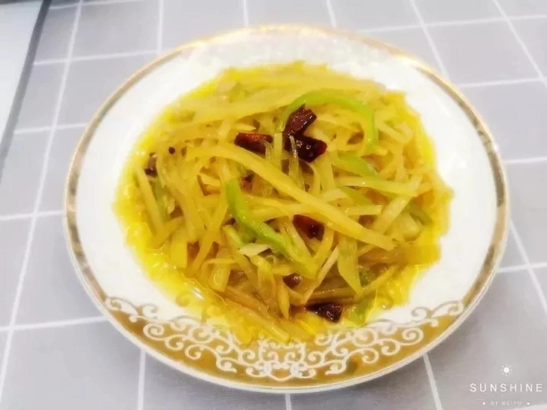 酸辣土豆丝的正宗做法，学会这三个技巧，土豆丝脆爽又下饭