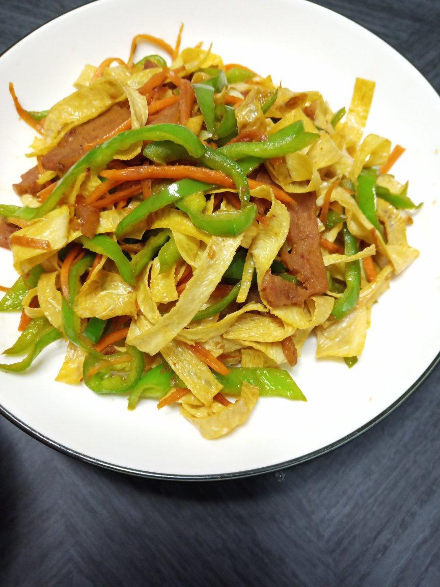 【青椒鲜豆皮炒肉【诱食】图片】静水流深1974_下厨房