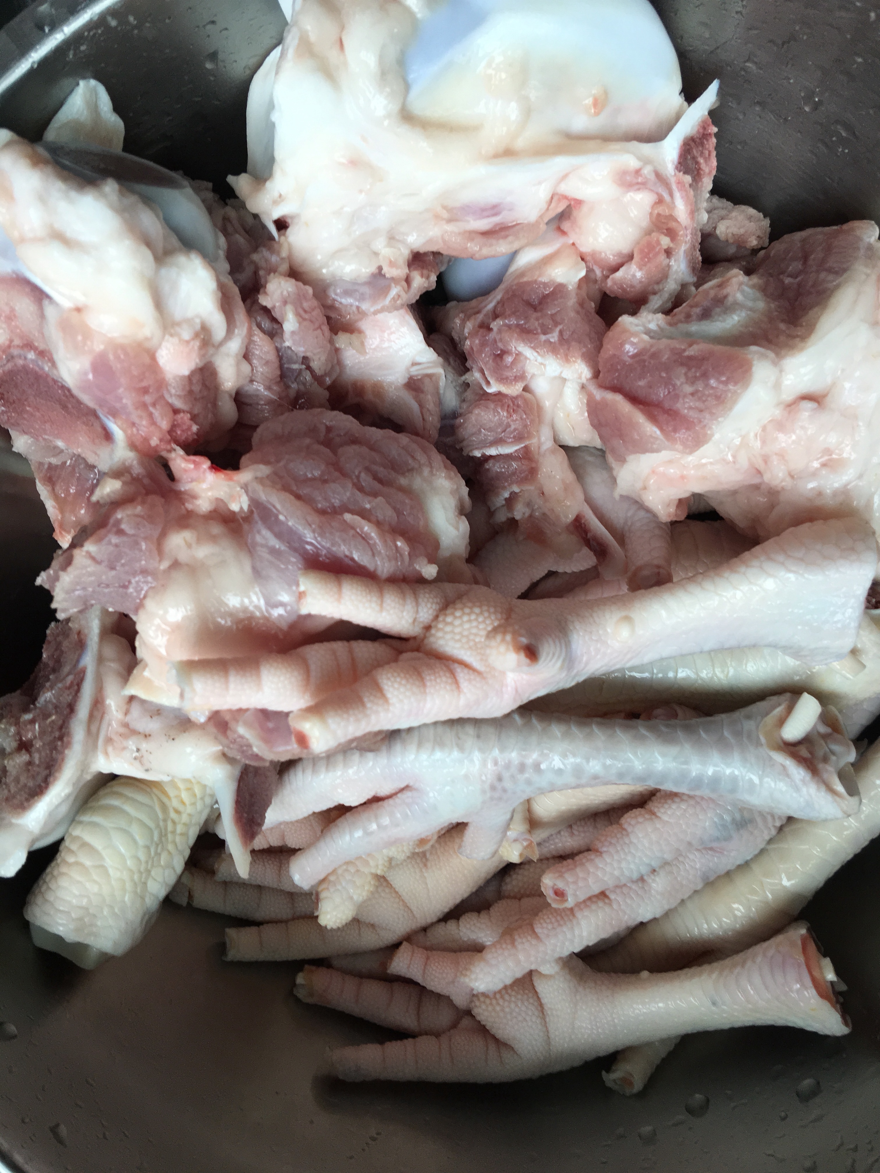 海椰皇猪骨鸡爪汤的做法 步骤6
