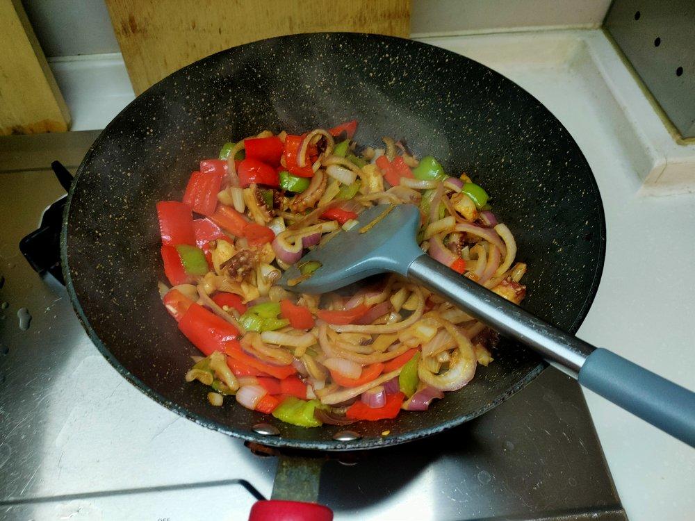 爆炒鱿鱼须，加上这一步，可以与铁板鱿鱼媲美