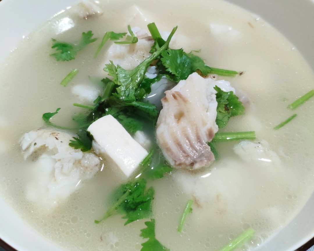 鲜美的鲈鱼豆腐汤