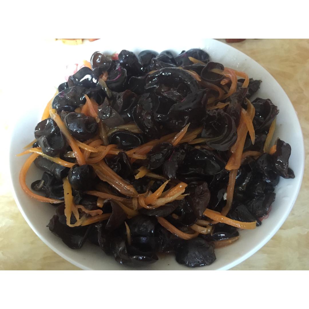 胡萝卜香菇炒木耳