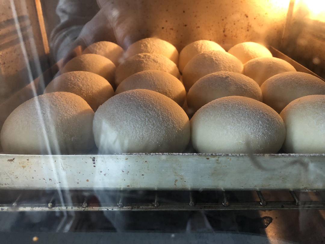 奶香十足，牛奶炼乳小餐包