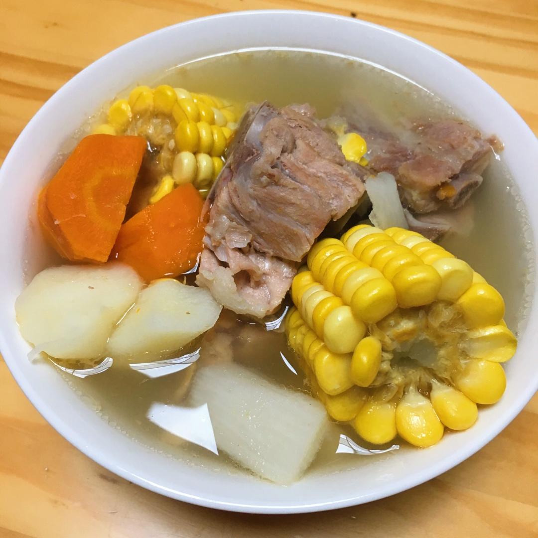 玉米胡萝卜猪骨汤--健脾祛湿